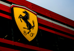 Ferrari acelera en la carrera de los eléctricos, compite con Tesla