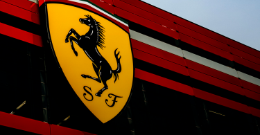 Ferrari acelera en la carrera de los eléctricos, compite con Tesla