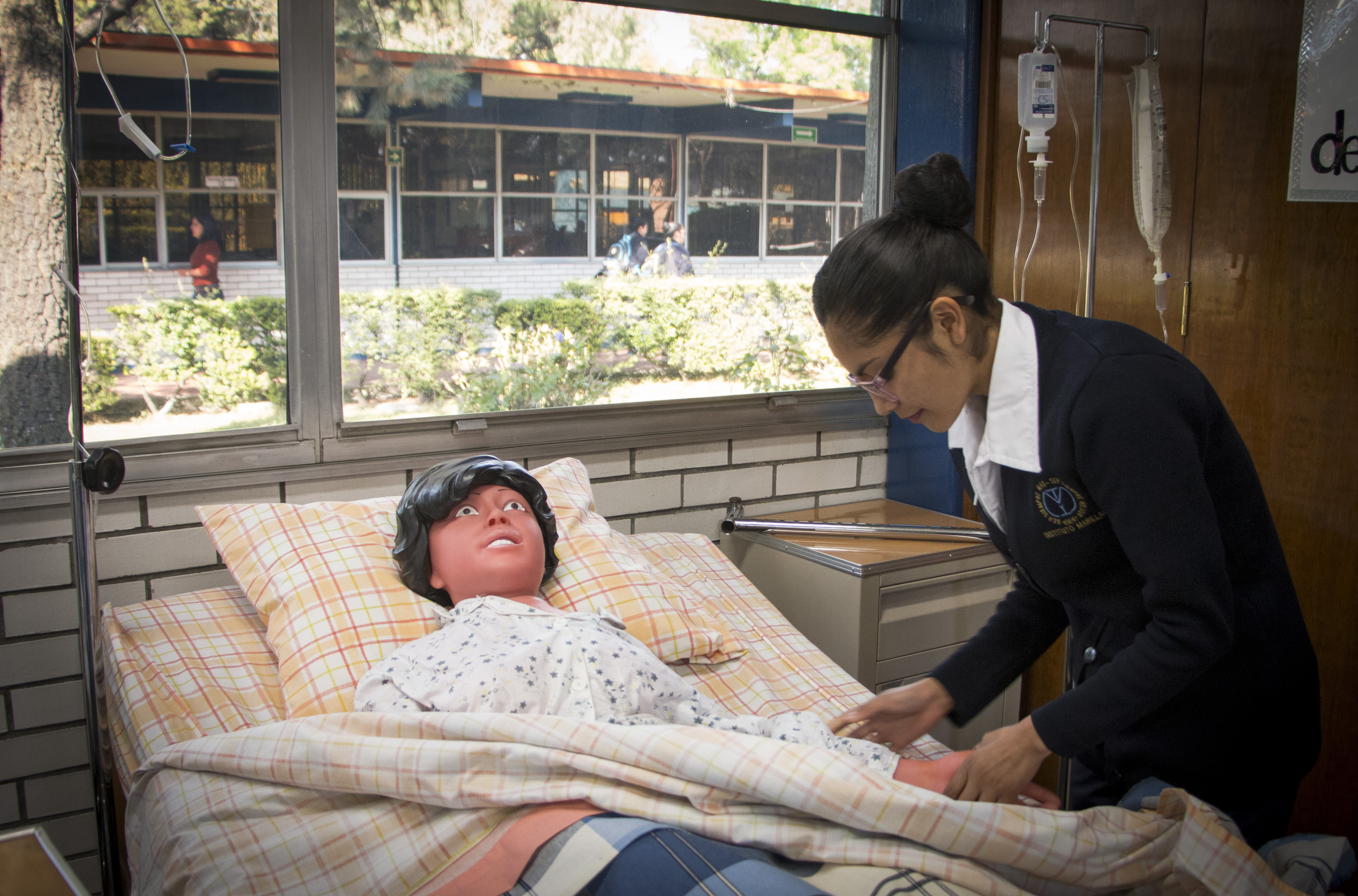 Con apoyos para estudiar enfermería cumplen su sueño