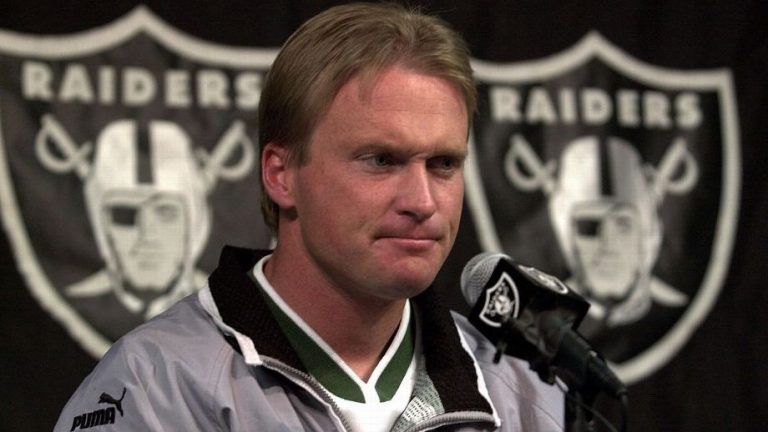 Raiders en problemas, NFL revisa contratación de coach