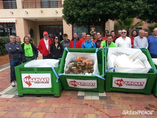 Muebles hechos de basura marina