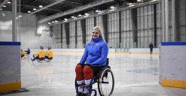 Mujer triunfa en el equipo de hockey varonil