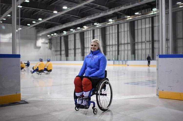 Mujer triunfa en el equipo de hockey varonil
