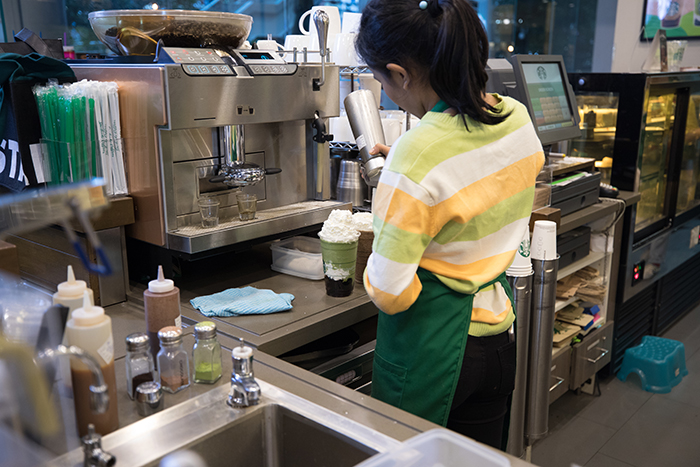 Starbucks cierra tiendas en EE.UU. capacitará baristas vs racismo