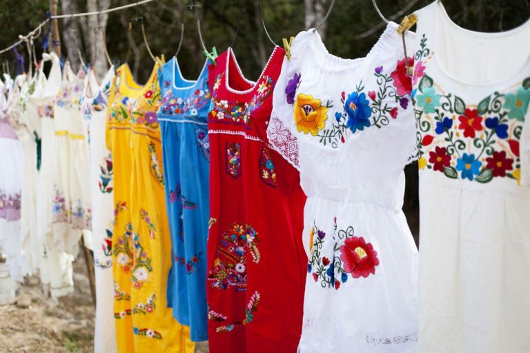 Marca de ropa usa diseños mexicanos y es acusada de racismo