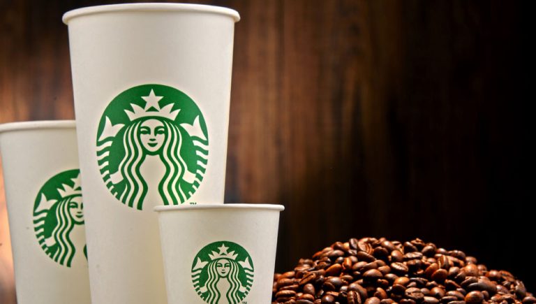 Starbucks pagará universidad de los dos hombres que fueron discriminados y arrestados