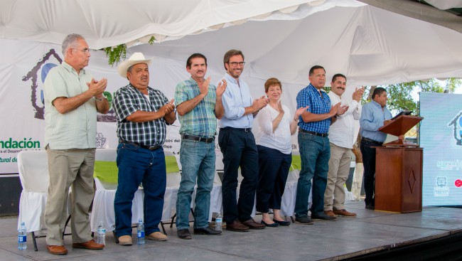 programa sustenta para jornaleros en nayarit, philip morris mexico, philip morris, jornaleros agricolas en mexico, rse philip morris, responsabilidad social philip morris, fundacion de atencion infantil, tabacos del pacifico norte, sedesol, nayarit tepic, estado productor de tabaco, tabaco en mexico, mayor productor de tabaco en mexico, programa sustenta philip morris, cosecha de tabaco en mexico, centros de atencion y educacion infantil