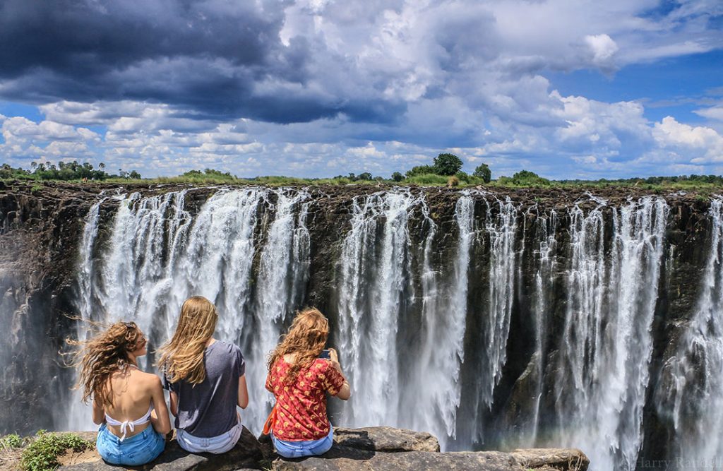 "Victoria Falls es la séptima maravilla del mundo. Tallado en la frontera entre Zimbabwe y Zambia, qué mejor lugar para que se encuentren dos nacionalidades, y déjate sorprender por el trueno sin fin del agua a 100 metros por debajo. Diciembre de 2016. "Foto de Harry Randell, Bulawayo, Zimbabwe.