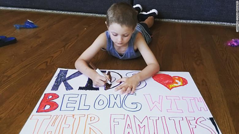 El niño que recaudó miles de dólares a favor de las familias separadas