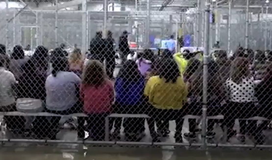 Separan a niños de padres migrantes en EE.UU; los "enjaulan"