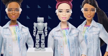 Barbie promueve empoderamiento de las niñas, se titula en Ingeniería Robótica
