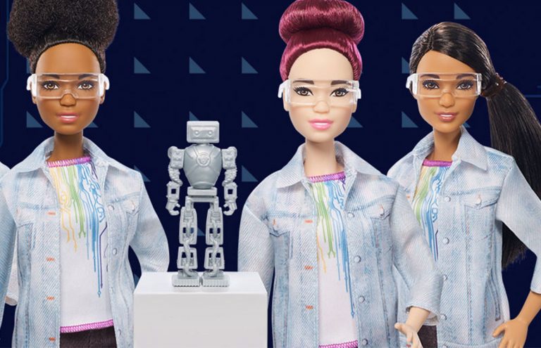 Barbie promueve empoderamiento de las niñas, se titula en Ingeniería Robótica