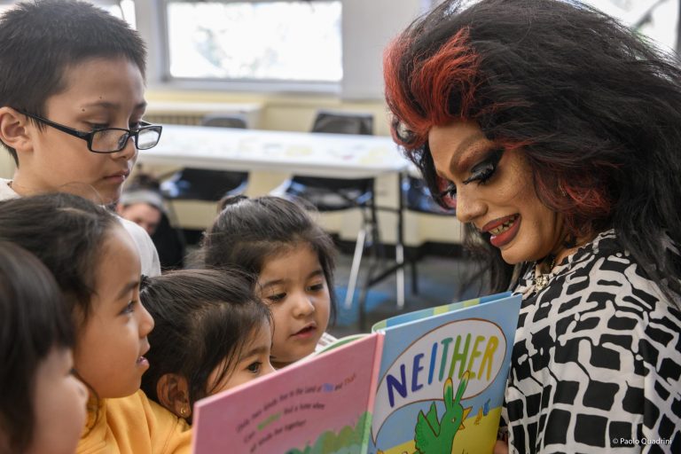 ¿Dejarías que una Drag Queen les leyera a tus hijos?… ¿No? ¡Qué mal!