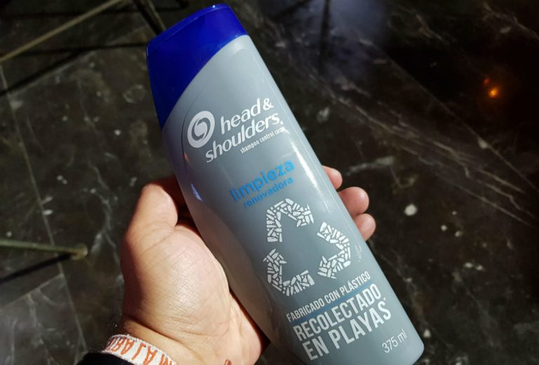 Así se fabricó la primera botella de shampoo hecha plástico de las playas