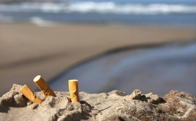 Las colillas de cigarro contaminan los mares, más que los popotes
