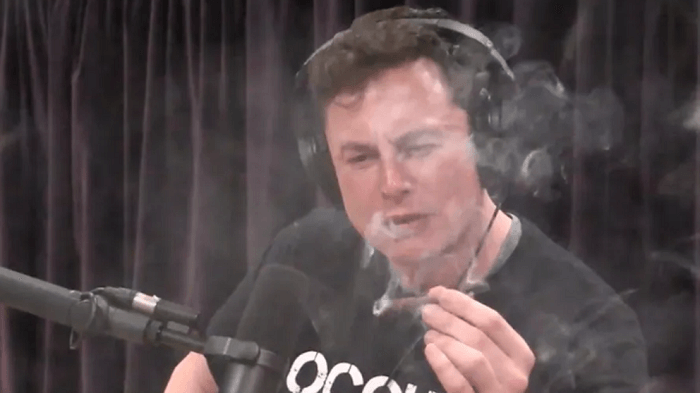 Se fuma un porro y bebe Whisky en vivo ¿Está bien Elon Musk?