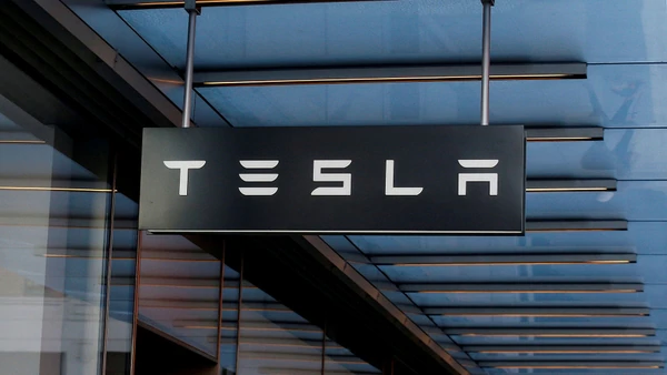 Huyen ejecutivos de Tesla; las acciones caen un 6%