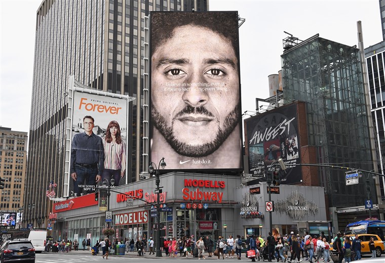 Ventas de Nike se disparan tras campaña con Colin Kaepernick, ícono de la lucha antiracista