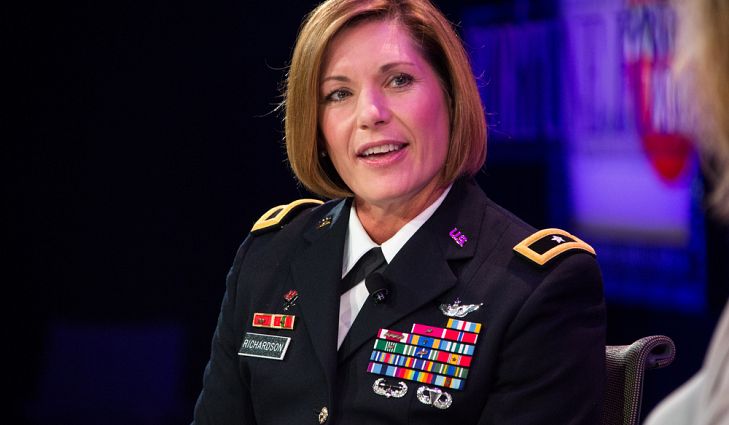 Comando más grande del ejército lidereado por una mujer: Ejército de EE.UU.