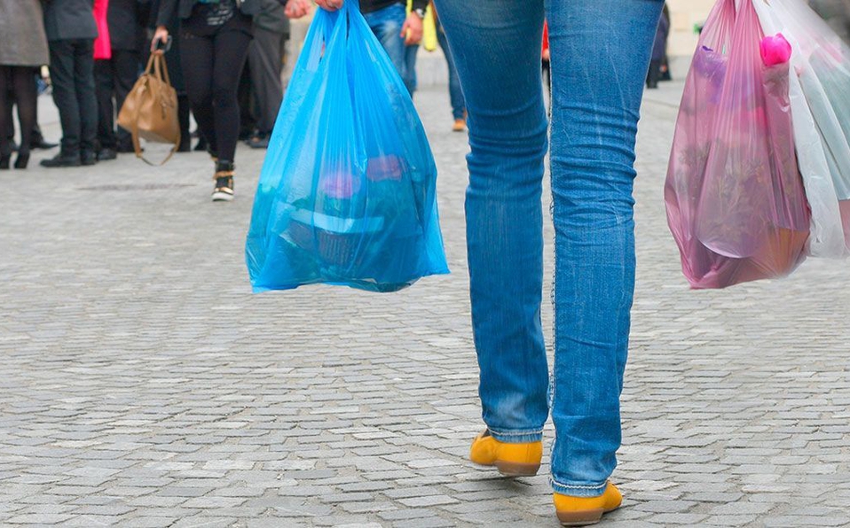Europa prohíbe uso de bolsas plásticas