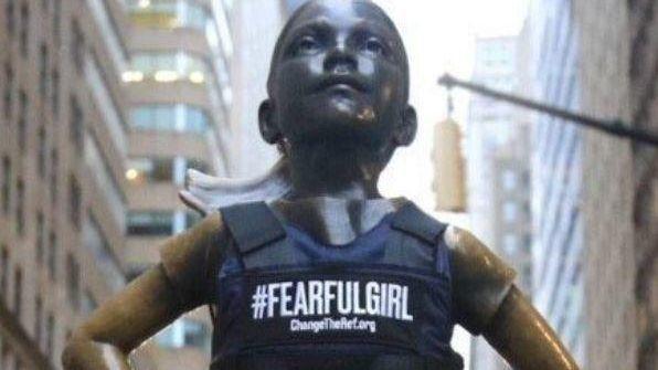 Chaleco antibalas para crear conciencia sobre el control de armas en la «Fearless Girl»