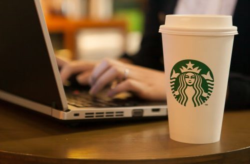 Porno en Starbucks; la empresa anuncia que ya no se podrá ver con su WiFi