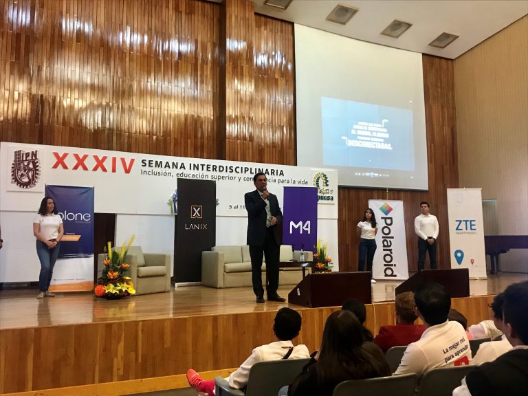 Telcel y alumnos del IPN acercan a la tecnología a adultos mayores