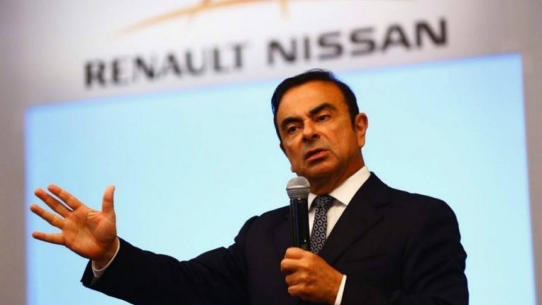 Se derrapa y estrella Renault ante el arresto de su presidente