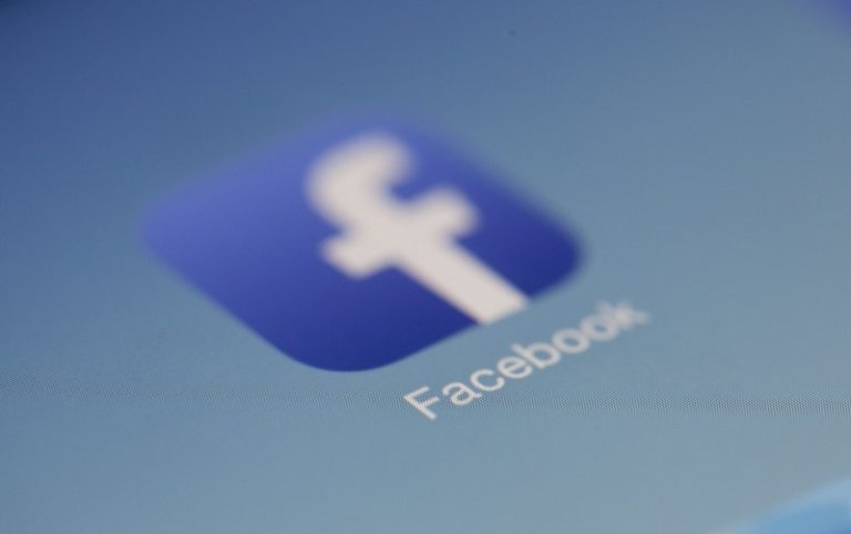 ¿Es Facebook una compañía sin responsabilidad social?