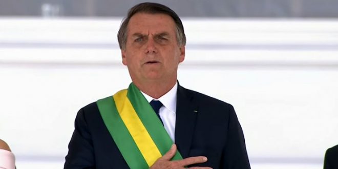 Bolsonaro golpea a ONG, LGBT e indígenas