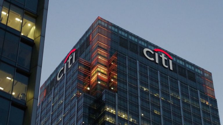Citigroup admite que las mujeres ganan casi 30% menos en su compañía