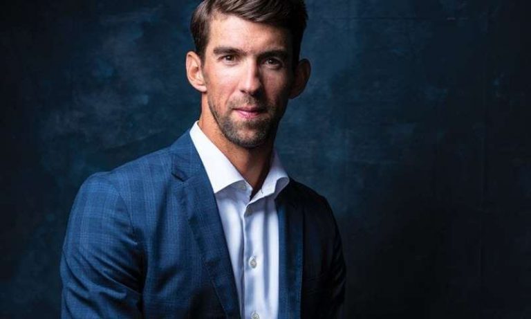 Michael Phelps recibe medalla por contribuir a la salud mental