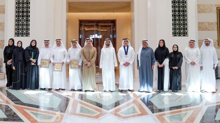 Emiratos Árabes Unidos entrega premios de igualdad de género; todos los ganadores son hombres