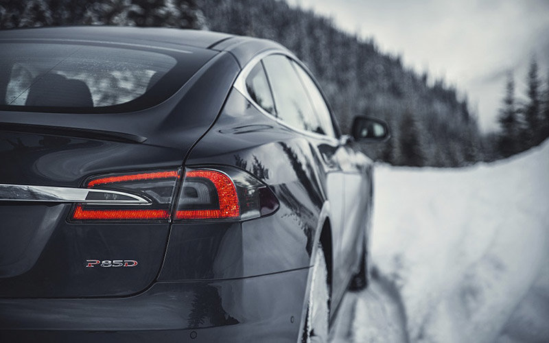 Frenos de emergencia de Tesla salvan a conductor de una colisión helada