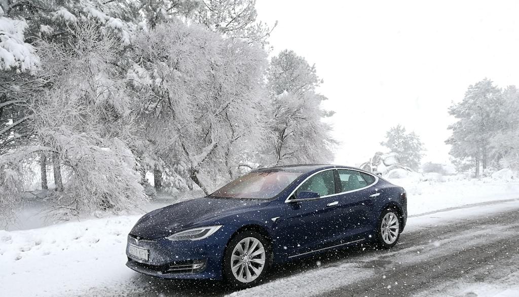 Frenos de emergencia de Tesla salvan a conductor de una colisión helada