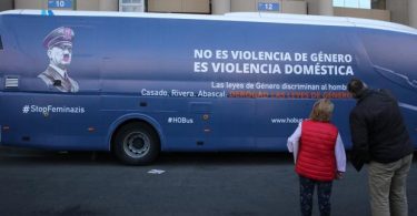 El autobús de 'Hazte Oír' lleva a Valencia su lema 'Stop Feminazis' contra las leyes de género