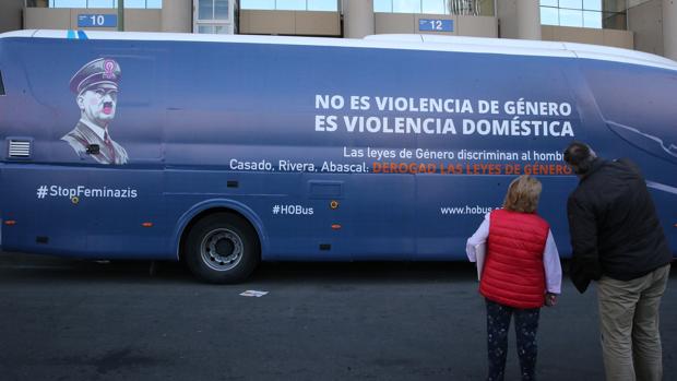 El autobús de ‘Hazte Oír’ lleva a Valencia su lema ‘Stop Feminazis’ contra las leyes de género