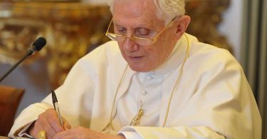 Con una carta sobre el abuso sexual, el Papa Benedicto regresa al ojo público