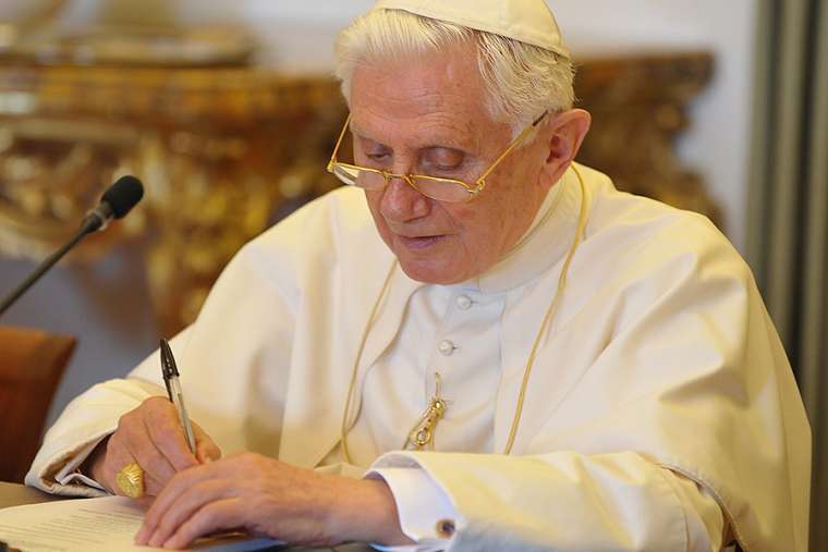 Con una carta sobre el abuso sexual, el Papa Benedicto regresa al ojo público
