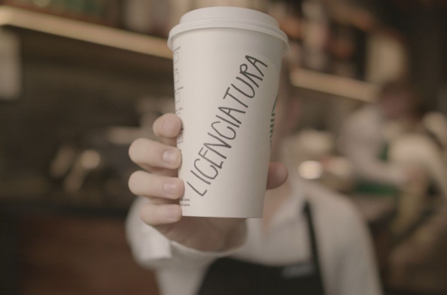 Starbucks impulsa la educación de sus colaboradores