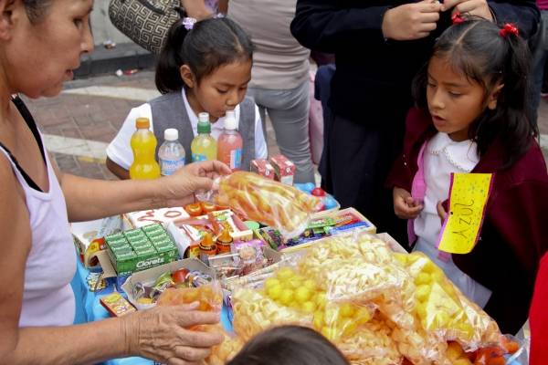 Pese a prohibición, persiste venta de comida chatarra en escuelas