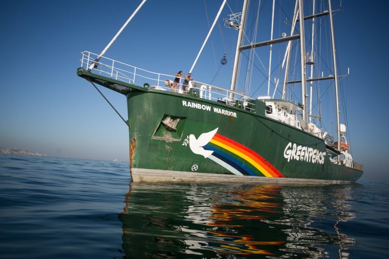 El Rainbow Warrior de Greenpeace vs la crisis climática