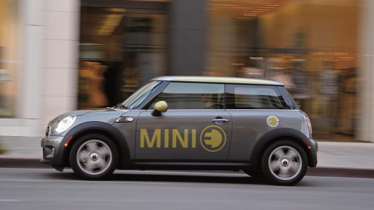 Mini Cooper presenta su primer auto totalmente eléctrico