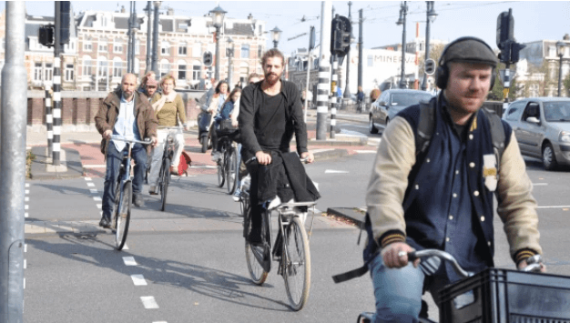 Para 2025, Ámsterdam eliminará más de 11,000 espacios de estacionamiento del centro de la ciudad y los reemplazará con estacionamiento para bicicletas, aceras y árboles. 