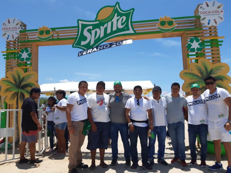 Coca-Cola FEMSA une esfuerzos para limpiar playa Blanca en Oaxaca