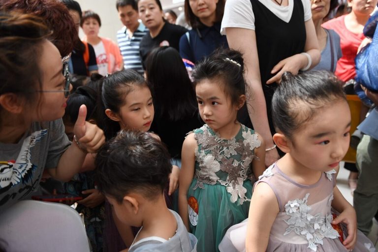 Niños modelos en China causan polémica