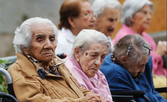 Bajos sueldos y pensiones precarias: la realidad de los adultos mayores