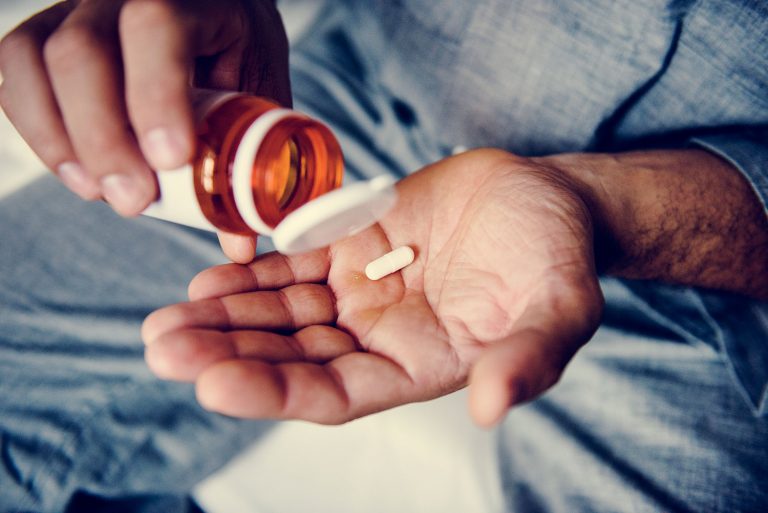 Farmacéuticas evitan juicio por crisis de opioides