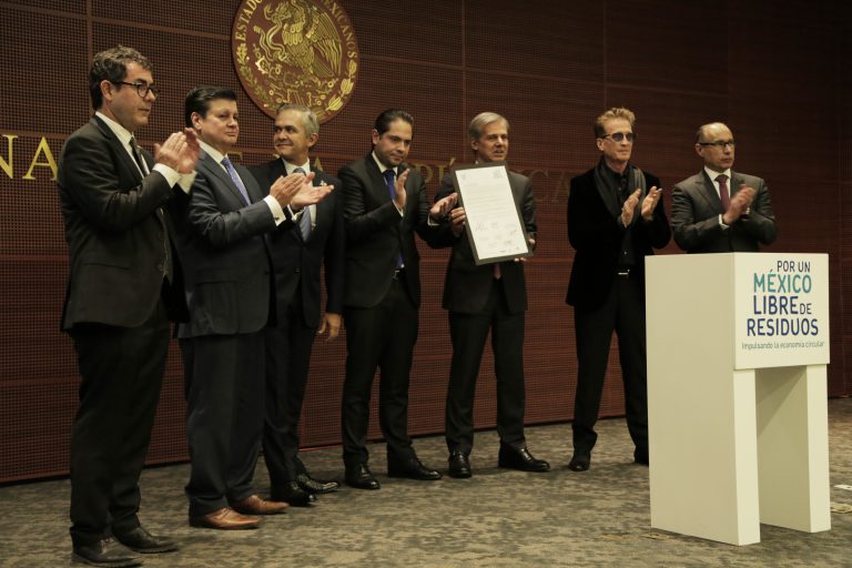Unilever firma compromisos en el Senado por un México libre de residuos