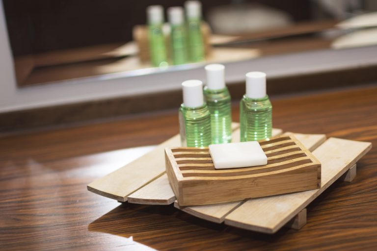 Multas para hoteles que den botellitas de shampoo en California